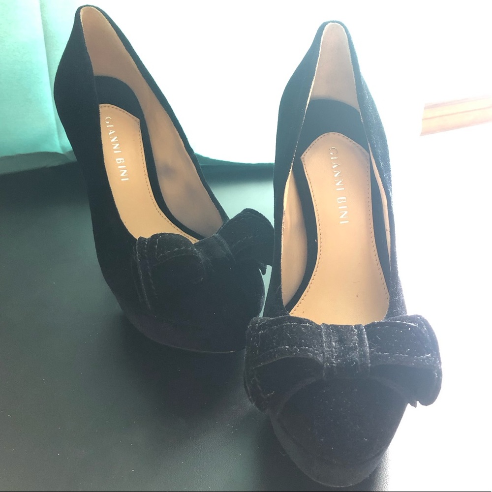 Black Velvet 4” Heels with Cute lil Bow!